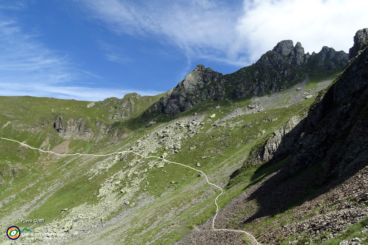 18 Imboccato a dx traccia-sentierino con radi bolli rossi in  traverso per il Monte di Sopra.JPG -                                